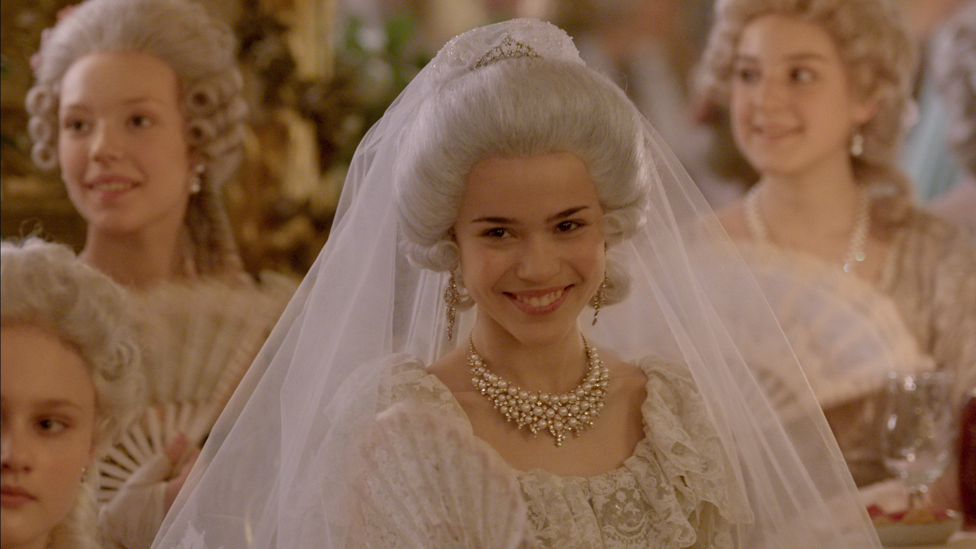 Dostining qolini silkitayotgan yigit surati