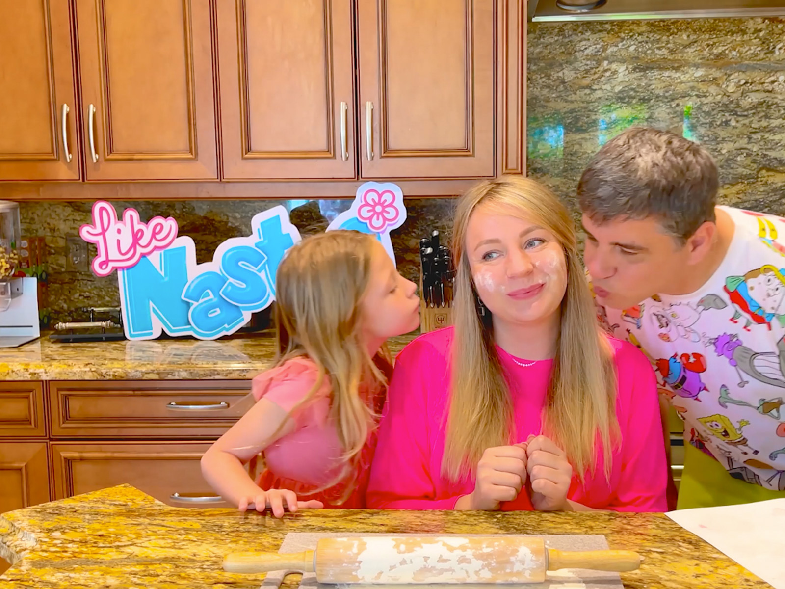 Porno xotini erini kamsitadi, pees va shits Divanda arqon bilan jinsiy aloqa qilish