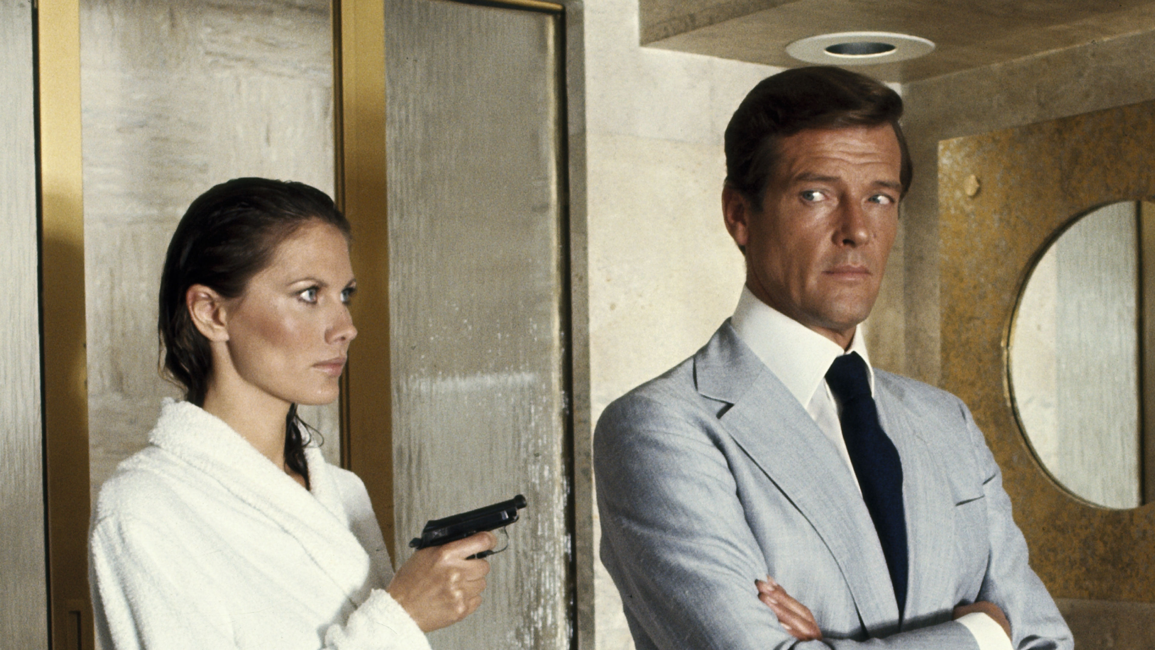 Amazon.co.jp: 黄金銃を持つ男 (字幕版)を観る | Prime Video